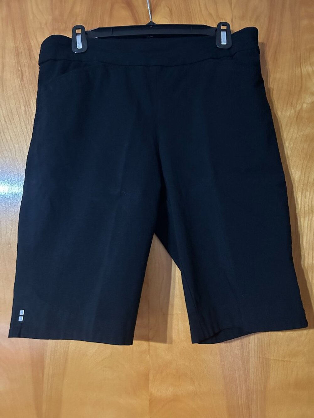 Kim Rogers Black Bermuda pull on stretch shorts size 10